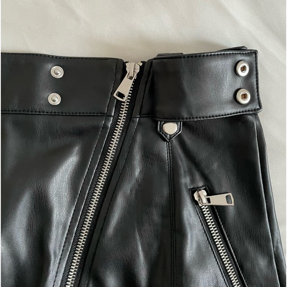 🏴‍☠️ Black leather mini skirt // ZARA size: XS // NEW WITH TAGS 🏷️ - Picture 2 of 7